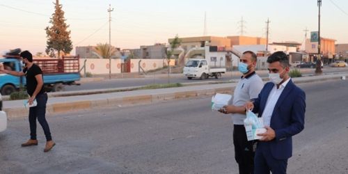 جامعة سامراء توزع الكمامات الطبية وبروشرات توعوية في منطقة القلعة – سامراء
