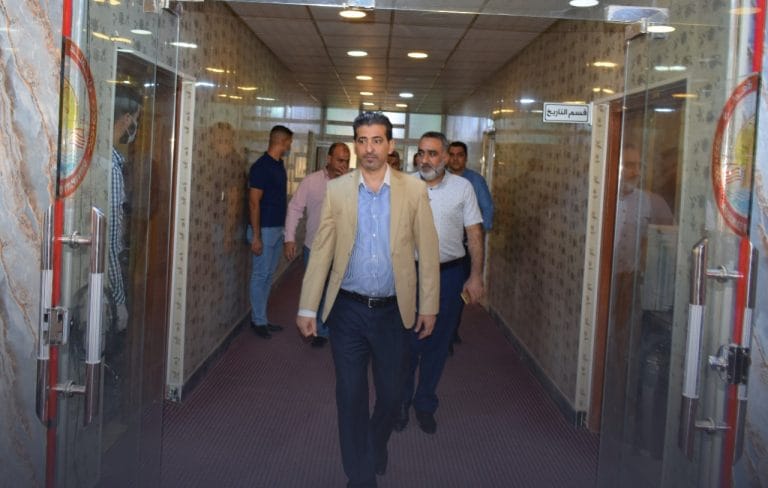 خلال جولته التفقدية ..السيد عميد الكلية يثمن دور الكوادر العاملة في الاقسام والشُعب .