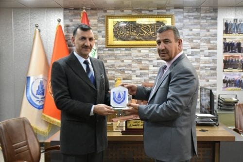 مجلس كلية الآثار يقدم درع الإبداع الأكاديمي لرئيس جامعة سامراء.