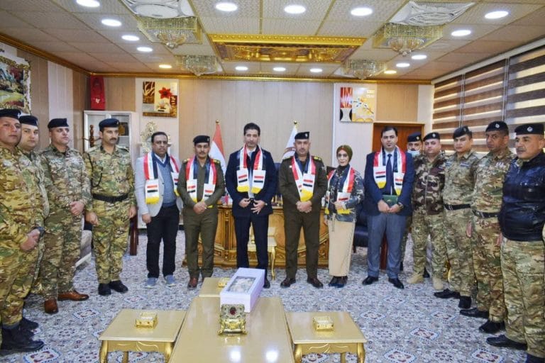 عميد كلية الآداب يهدي دروعا نيابة عن السيد رئيس الجامعة ضباط ومنتسبي وحدة حماية المنشآت ومدير قسم المتابعة  لمناسبة عيد الشرطة