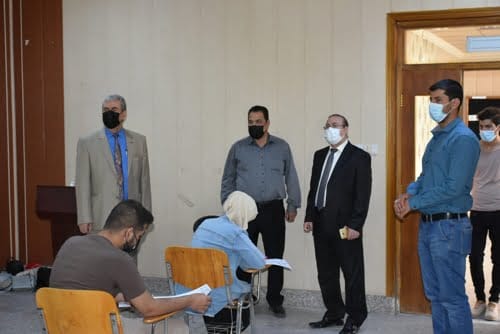 بمناسبة اليوم العالمي للغة العربية عميد كلية الاداب يقدم درع اليوم العالمي للغة العربية إلى السيد رئيس جامعة سامراء