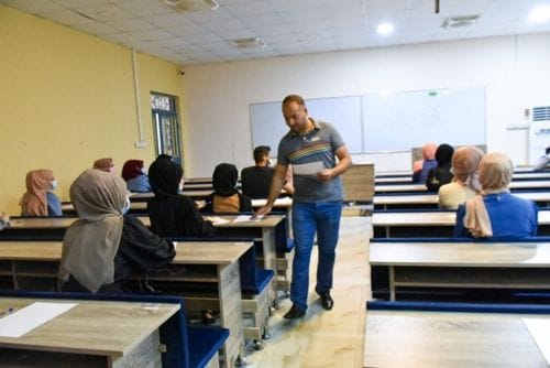 لجنة الصيانة تنجز  إكساء ارضية المختبرات  وأعمال اخرى
