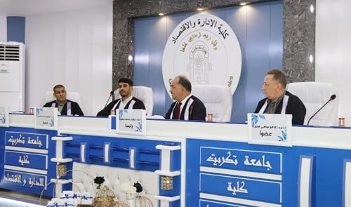 عميد كلية الادارة و الاقتصاد يترأس لجنة مناقشة.