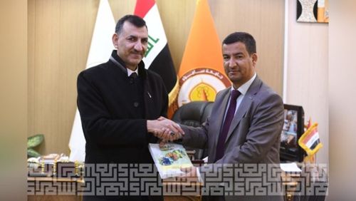 عميد كلية الزراعة يهدي كتابه للسيد رئيس جامعة سامراء (نخيل التمر)