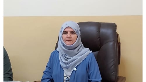 رئيس قسم المحاصيل الحقلية يمنح شهادة مشاركة في ملتقى العلماء لنصرة خاتم الأنبياء