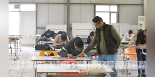 جانب من محاضرة الرسم الهندسي في كلية الهندسة