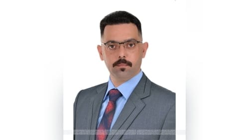 تهنئة عمادة كلية الهندسة الى السيد رؤوف عبد الرزاق