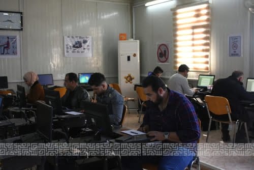 عميد الكلية يسلم شهادات دورة (HPLC) الى المشاركين