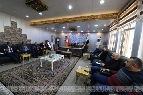 مساعد رئيس جامعة سامراء للشؤون العلمية يجتمع بلجنة الإجازة الدراسية داخل العراق