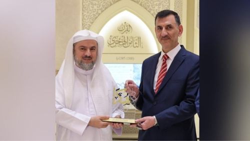 تكريم السيد رئيس جامعة سامراء بدرع مجمع القرآن الكريم في الشارقة