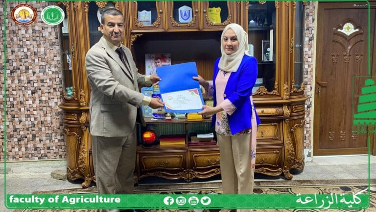 عمادة كلية الزراعة ‏تكرم الفائز بمسابقة شعار قسم المحاصيل الحقلية .