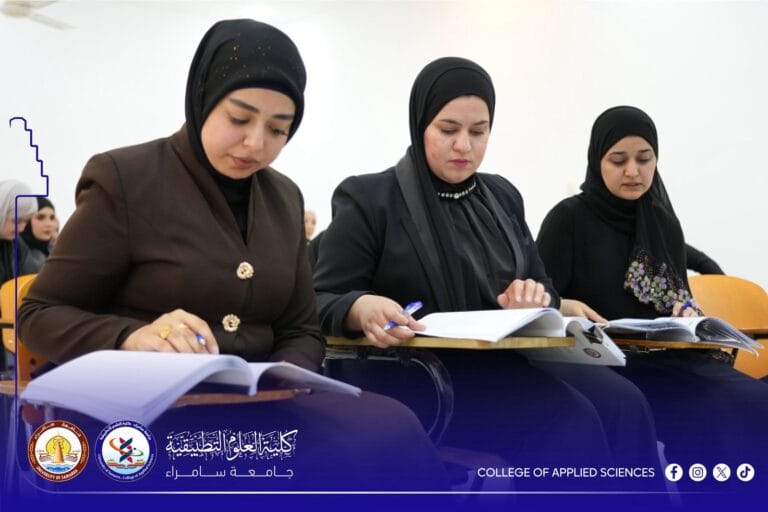 طلبة قسم الكيمياء التطبيقية في كلية العلوم التطبيقية بجامعة سامراء، يناقشون بحوث تخرجهم.